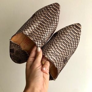Textured Metallic Brown Pointed-Toe Flats